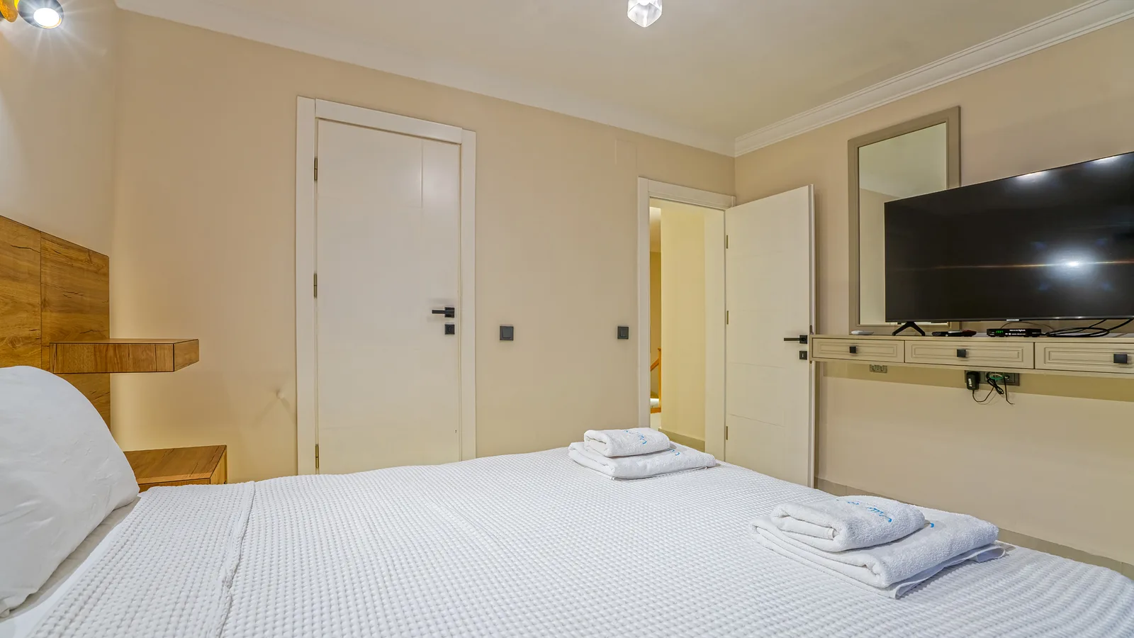 Kaş’ta Denize Sıfır, Özel Havuzlu, 4 Yatak Odalı, Lüks Villa