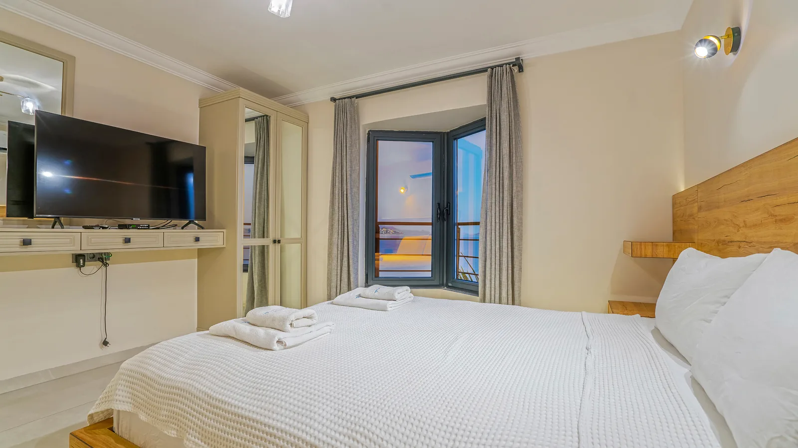 Kaş’ta Denize Sıfır, Özel Havuzlu, 4 Yatak Odalı, Lüks Villa