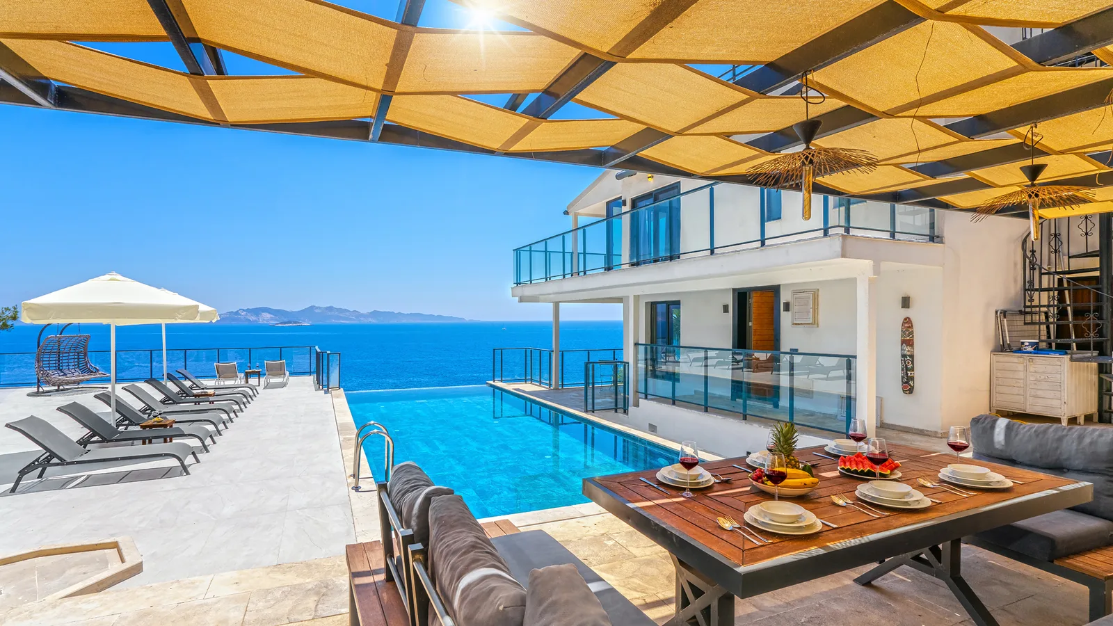 Kaş’ta Denize Sıfır, Özel Havuzlu, 4 Yatak Odalı, Lüks Villa