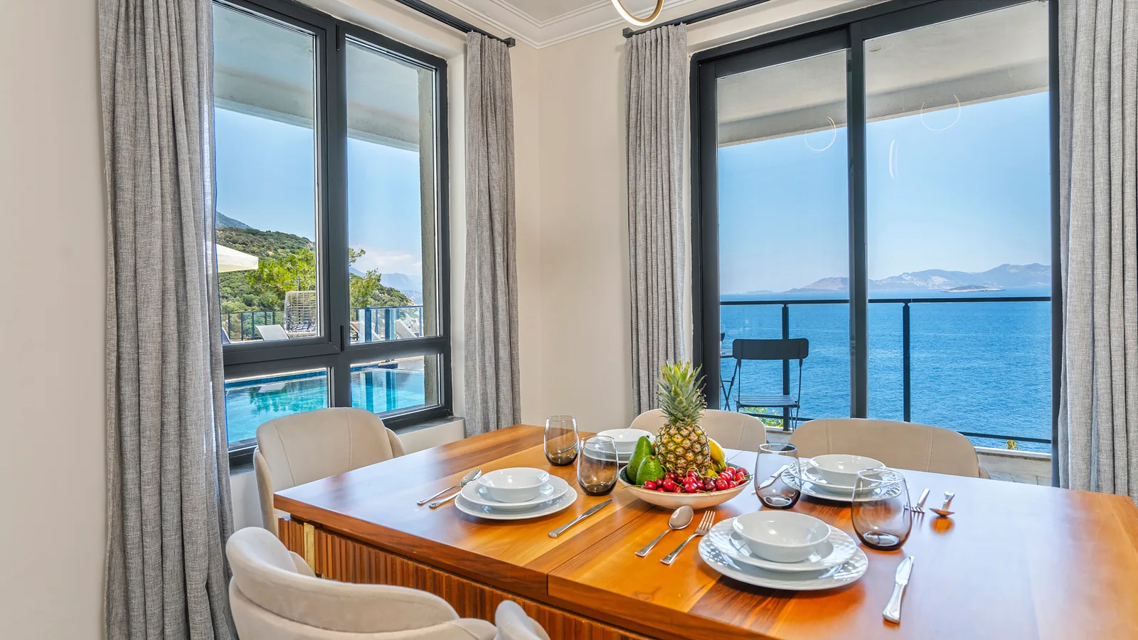 Kaş’ta Denize Sıfır, Özel Havuzlu, 4 Yatak Odalı, Lüks Villa