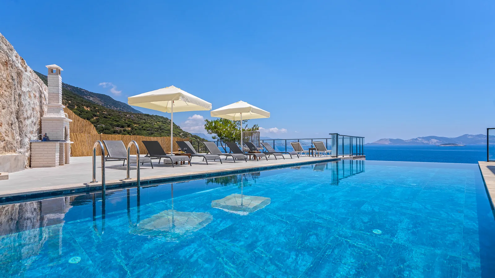 Kaş’ta Denize Sıfır, Özel Havuzlu, 4 Yatak Odalı, Lüks Villa