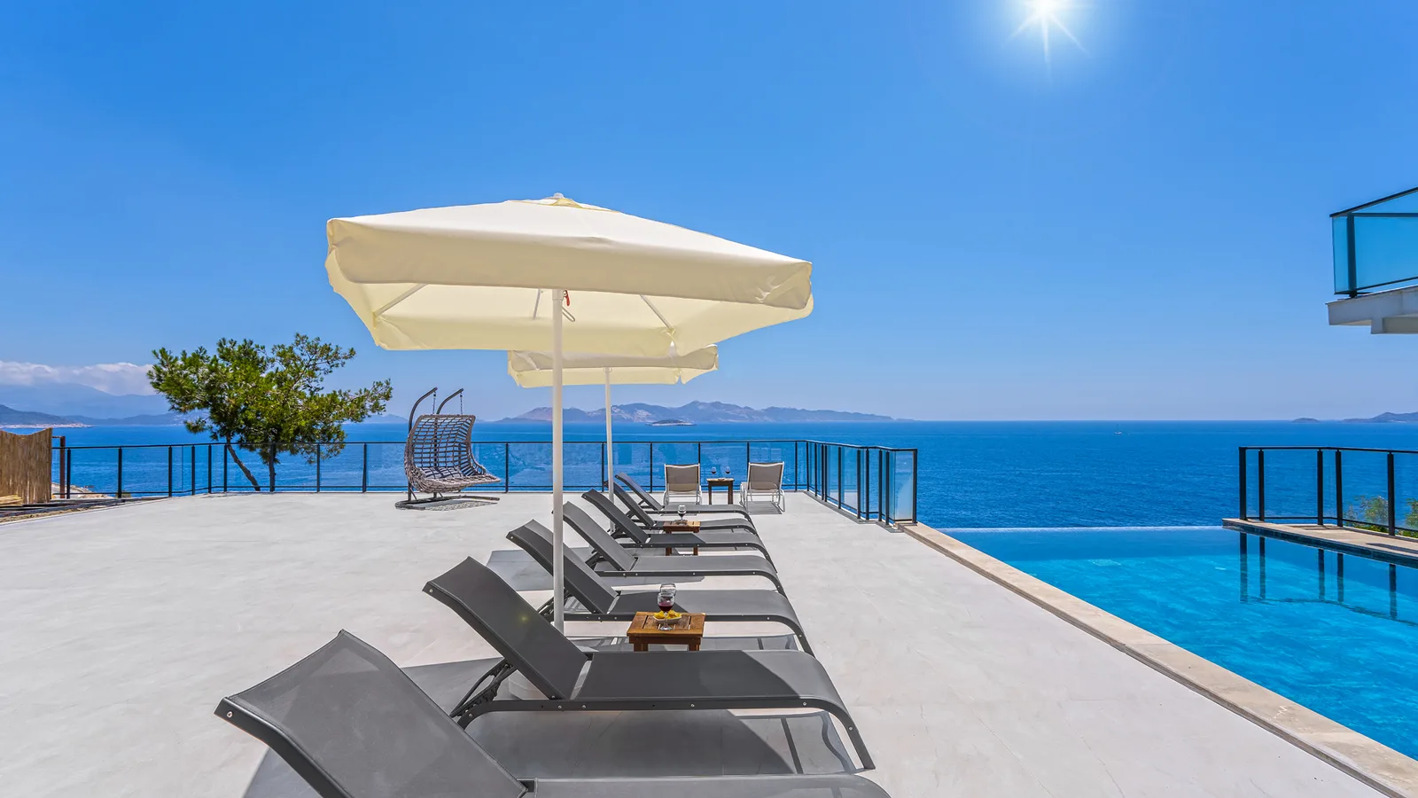 Kaş’ta Denize Sıfır, Özel Havuzlu, 4 Yatak Odalı, Lüks Villa