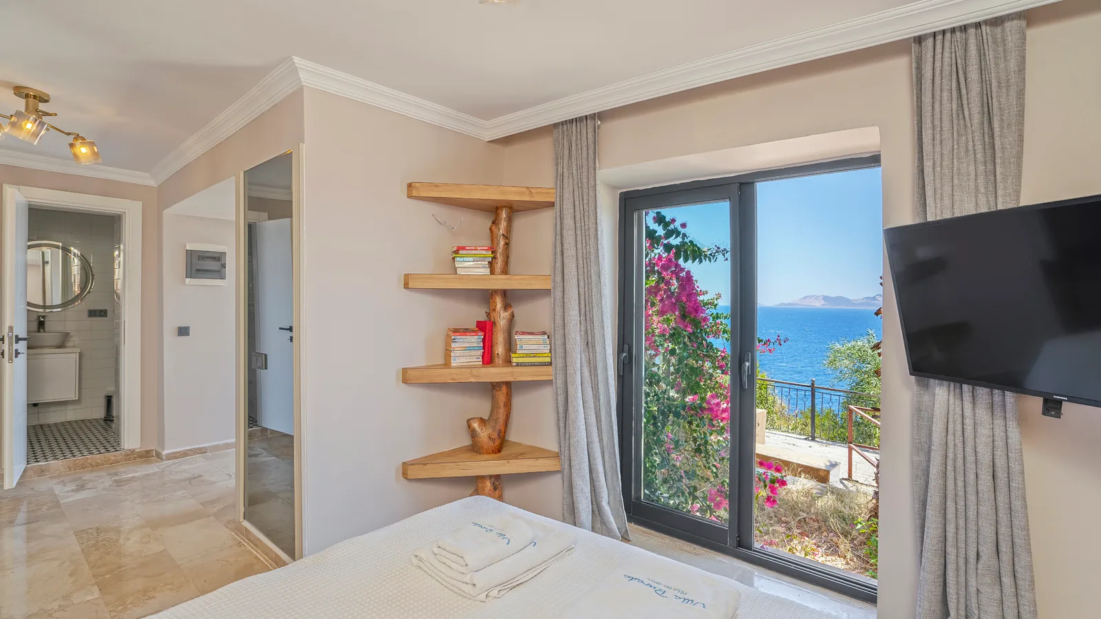 Kaş’ta Denize Sıfır, Özel Havuzlu, 4 Yatak Odalı, Lüks Villa