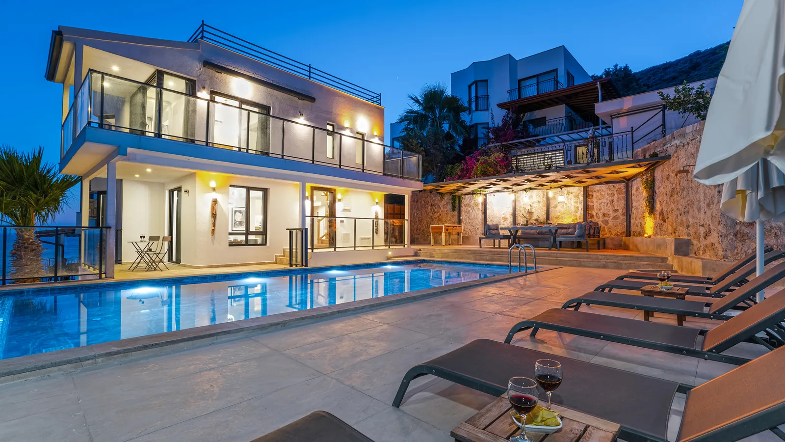 Kaş’ta Denize Sıfır, Özel Havuzlu, 4 Yatak Odalı, Lüks Villa
