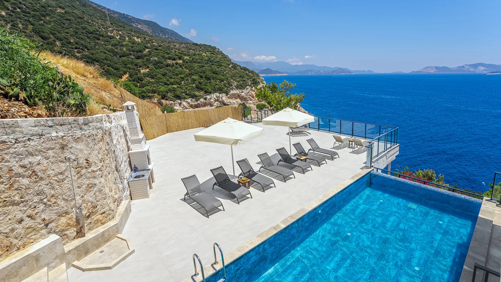 Kaş’ta Denize Sıfır, Özel Havuzlu, 4 Yatak Odalı, Lüks Villa
