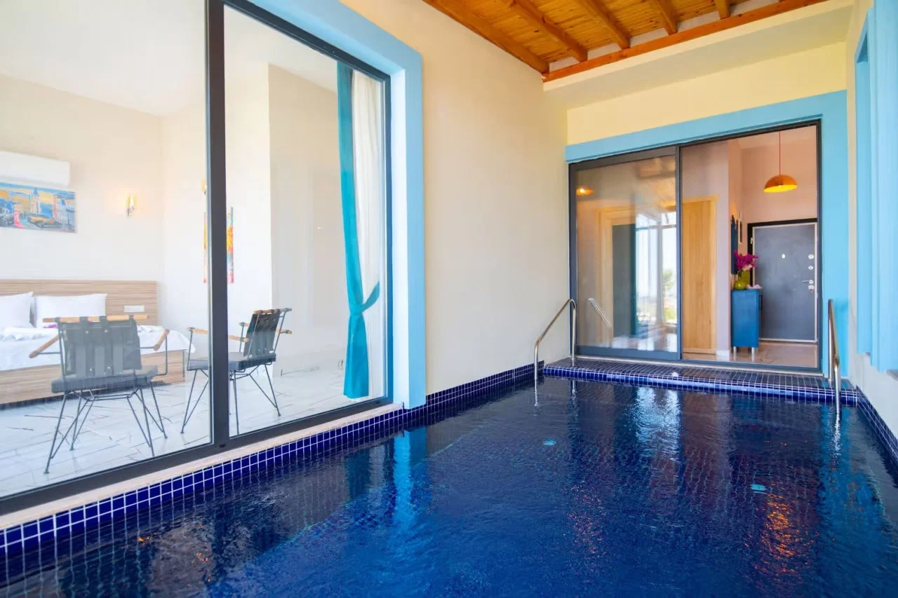 Yeşilköy’de Korunaklı, Isıtmalı Havuzlu, 4 Kişilik, Kiralık Villa