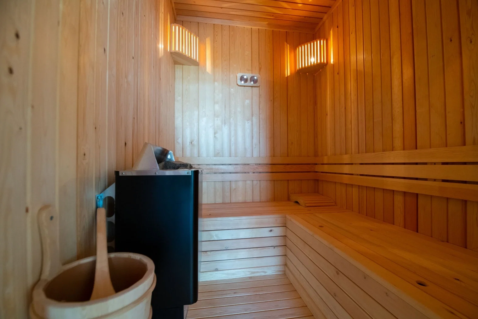 Yeşilköy’de Korunaklı, Isıtmalı Havuzlu, 4 Kişilik, Kiralık Villa