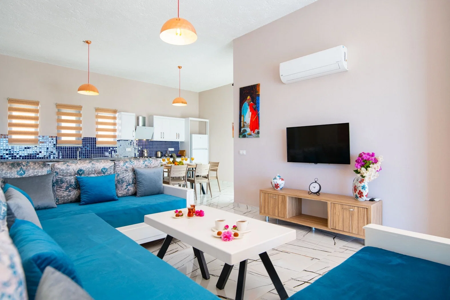 Yeşilköy’de Korunaklı, Isıtmalı Havuzlu, 4 Kişilik, Kiralık Villa