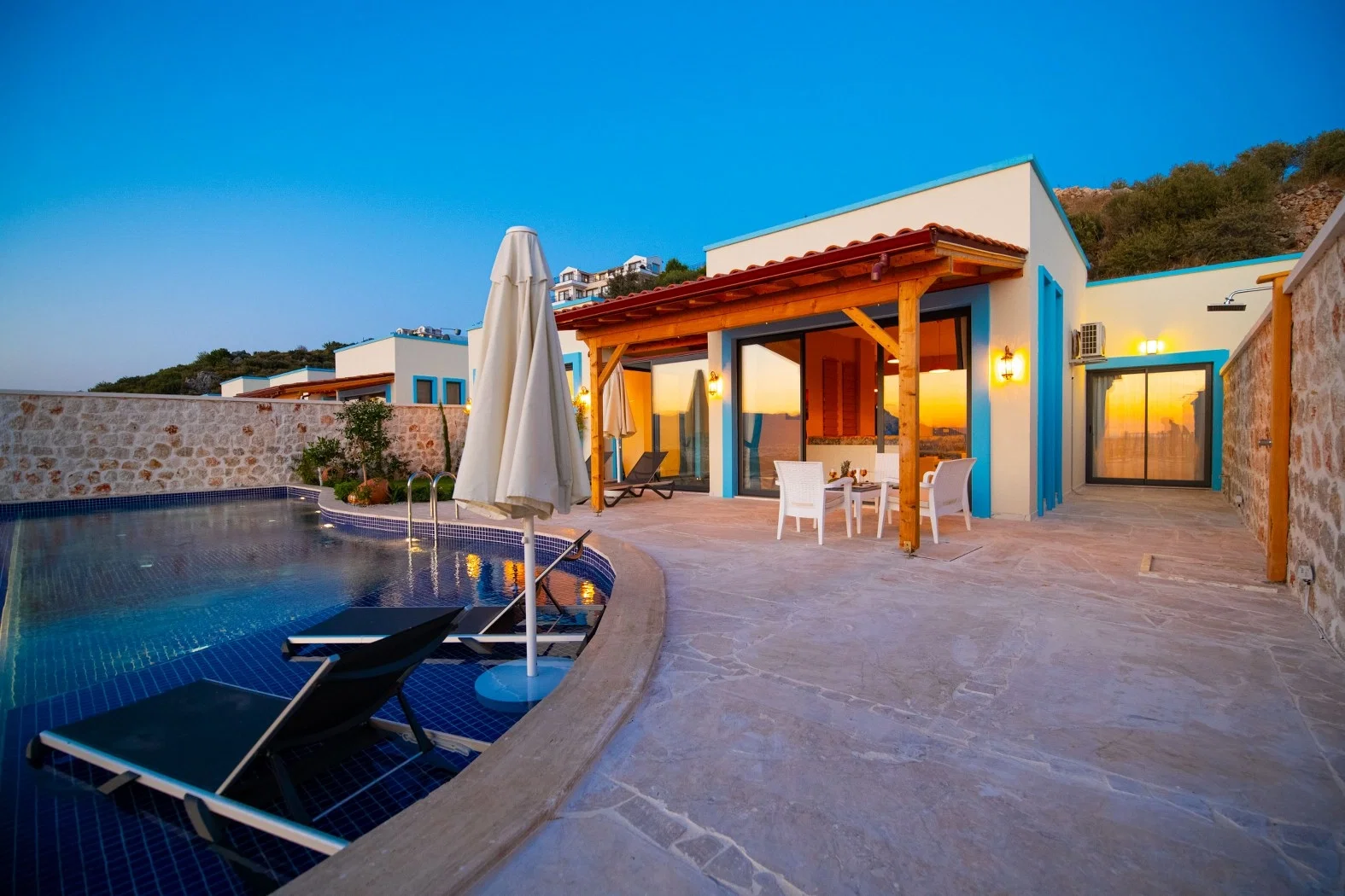 Yeşilköy’de Korunaklı, Isıtmalı Havuzlu, 4 Kişilik, Kiralık Villa