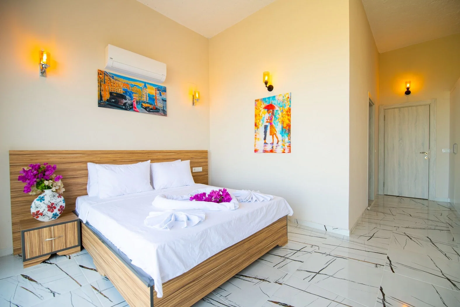 Yeşilköy’de Korunaklı, Isıtmalı Havuzlu, 4 Kişilik, Kiralık Villa