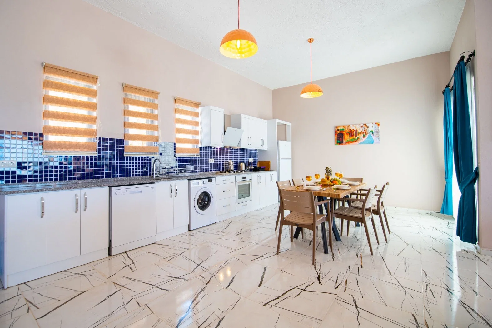 Yeşilköy’de Korunaklı, Isıtmalı Havuzlu, 4 Kişilik, Kiralık Villa
