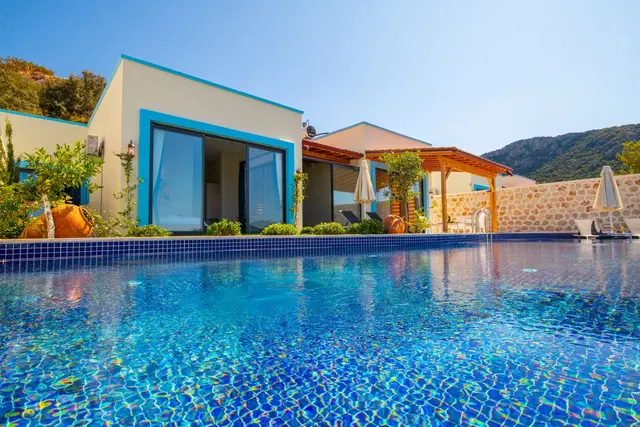 4 Kişilik Isıtmalı Havuzlu Kiralık Villa, Yeşilköy’de Korunaklı