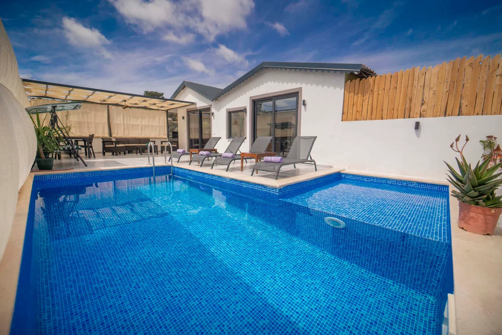 Patara’da korunaklı havuzlu kiralık villa