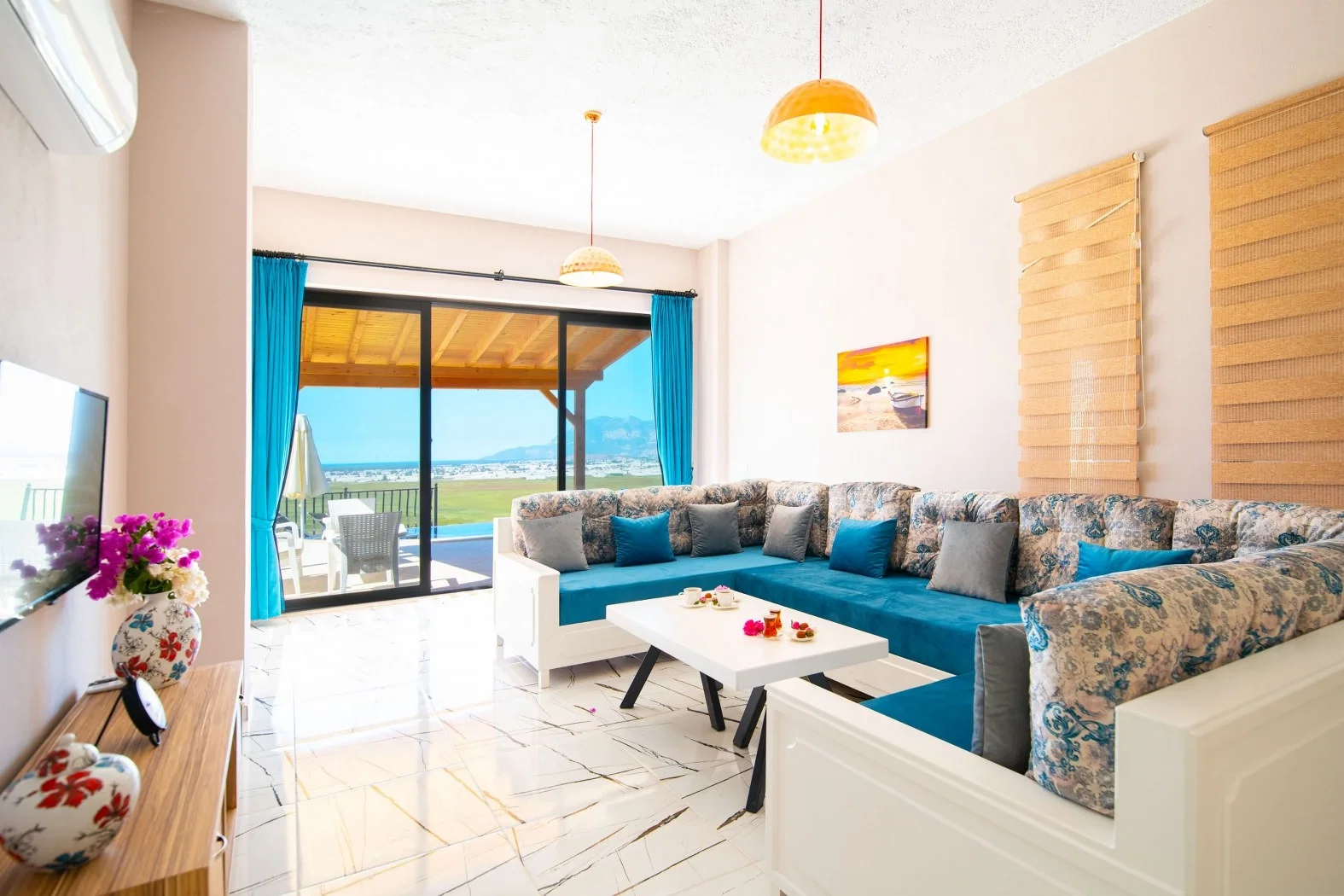 Yeşilköy’de Balayı Çiftlerine Uygun, Isıtmalı Havuzlu, 2 Yatak Odalı, Kiralık Villa