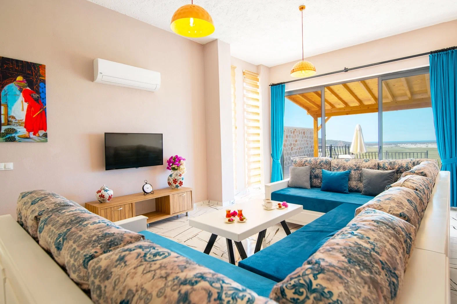 Yeşilköy’de Balayı Çiftlerine Uygun, Isıtmalı Havuzlu, 2 Yatak Odalı, Kiralık Villa