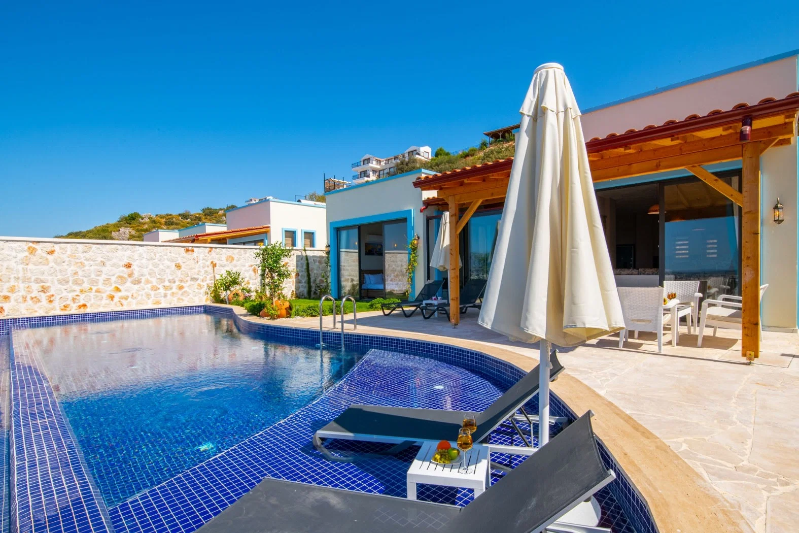 Yeşilköy’de Balayı Çiftlerine Uygun, Isıtmalı Havuzlu, 2 Yatak Odalı, Kiralık Villa
