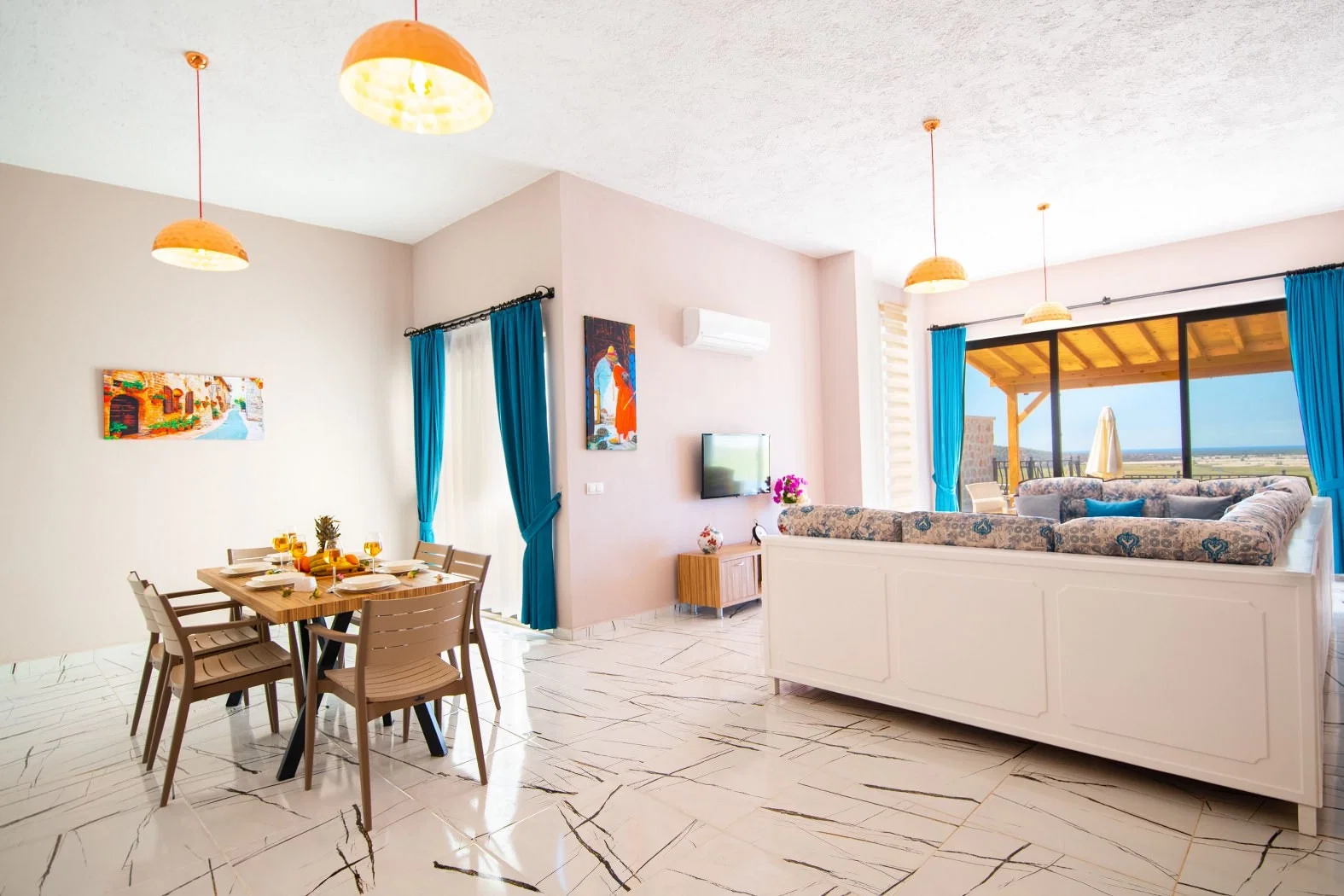 Yeşilköy’de Balayı Çiftlerine Uygun, Isıtmalı Havuzlu, 2 Yatak Odalı, Kiralık Villa