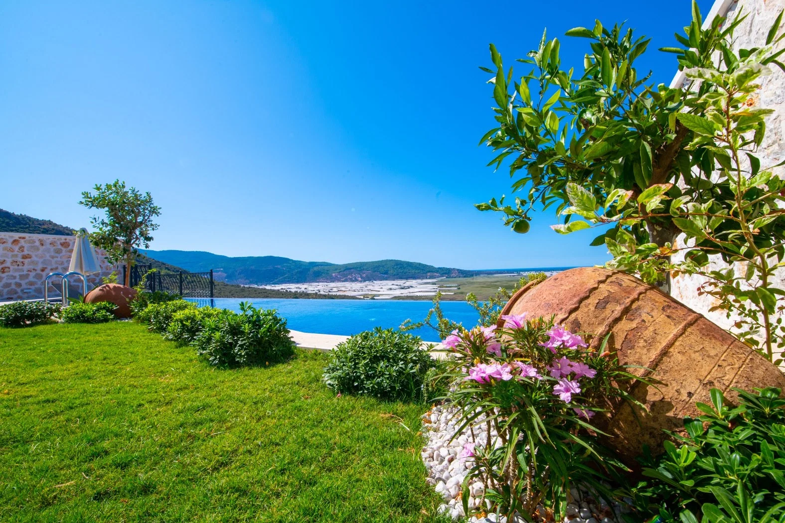 Yeşilköy’de Balayı Çiftlerine Uygun, Isıtmalı Havuzlu, 2 Yatak Odalı, Kiralık Villa