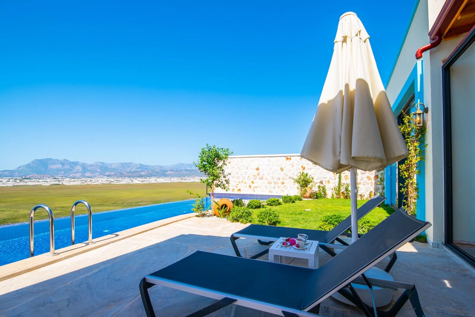 Yeşilköy’de Balayı Çiftlerine Uygun, Isıtmalı Havuzlu, 2 Yatak Odalı, Kiralık Villa