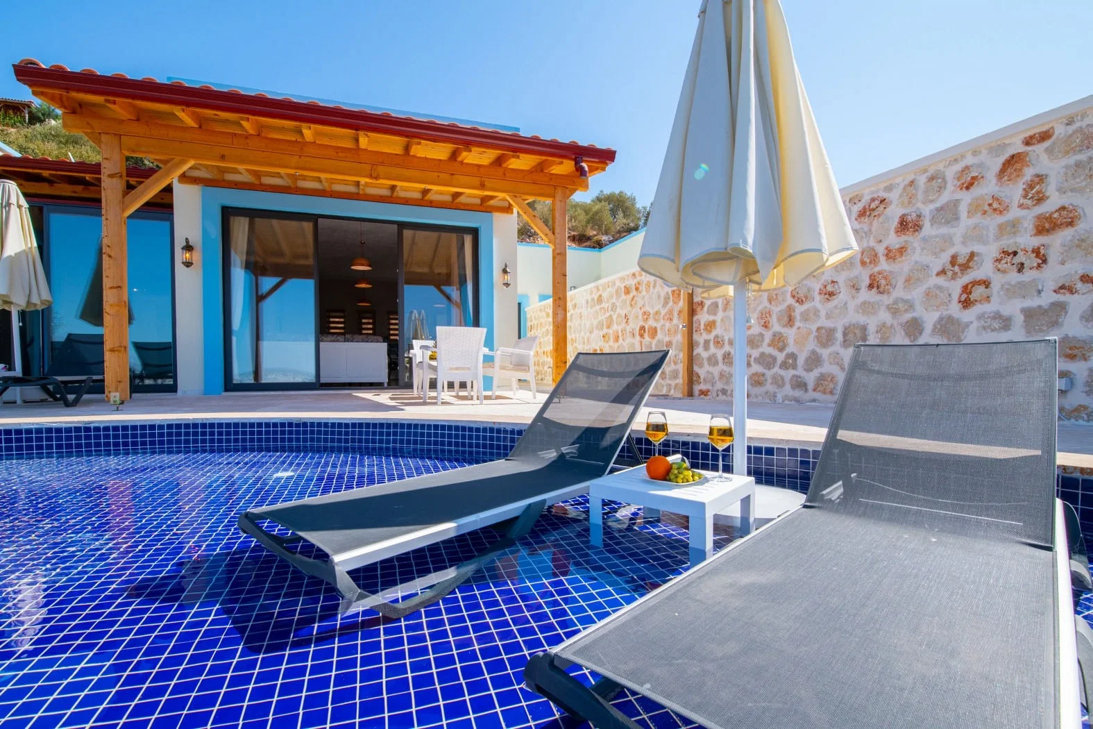 Yeşilköy’de Balayı Çiftlerine Uygun, Isıtmalı Havuzlu, 2 Yatak Odalı, Kiralık Villa