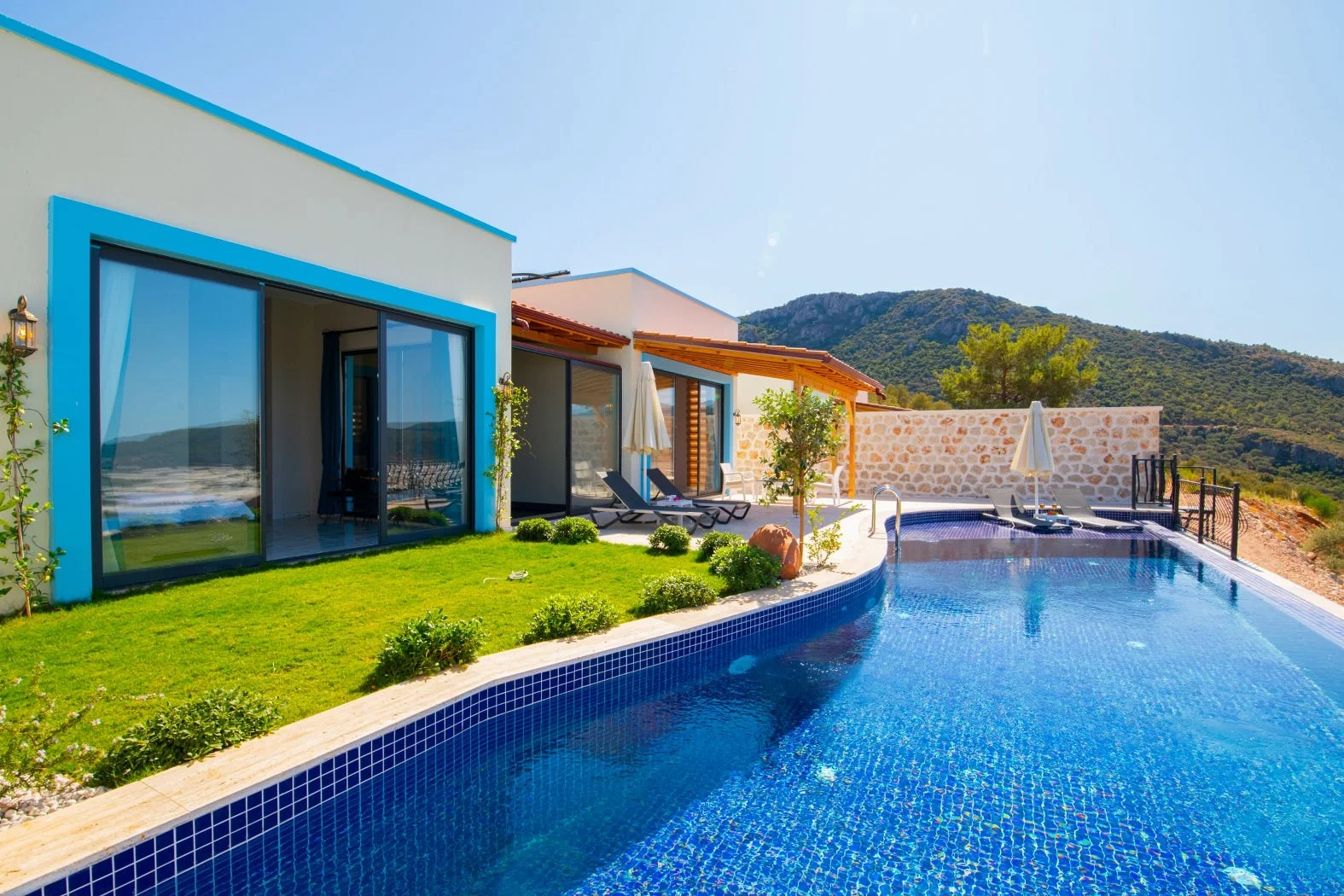 Yeşilköy’de Balayı Çiftlerine Uygun, Isıtmalı Havuzlu, 2 Yatak Odalı, Kiralık Villa