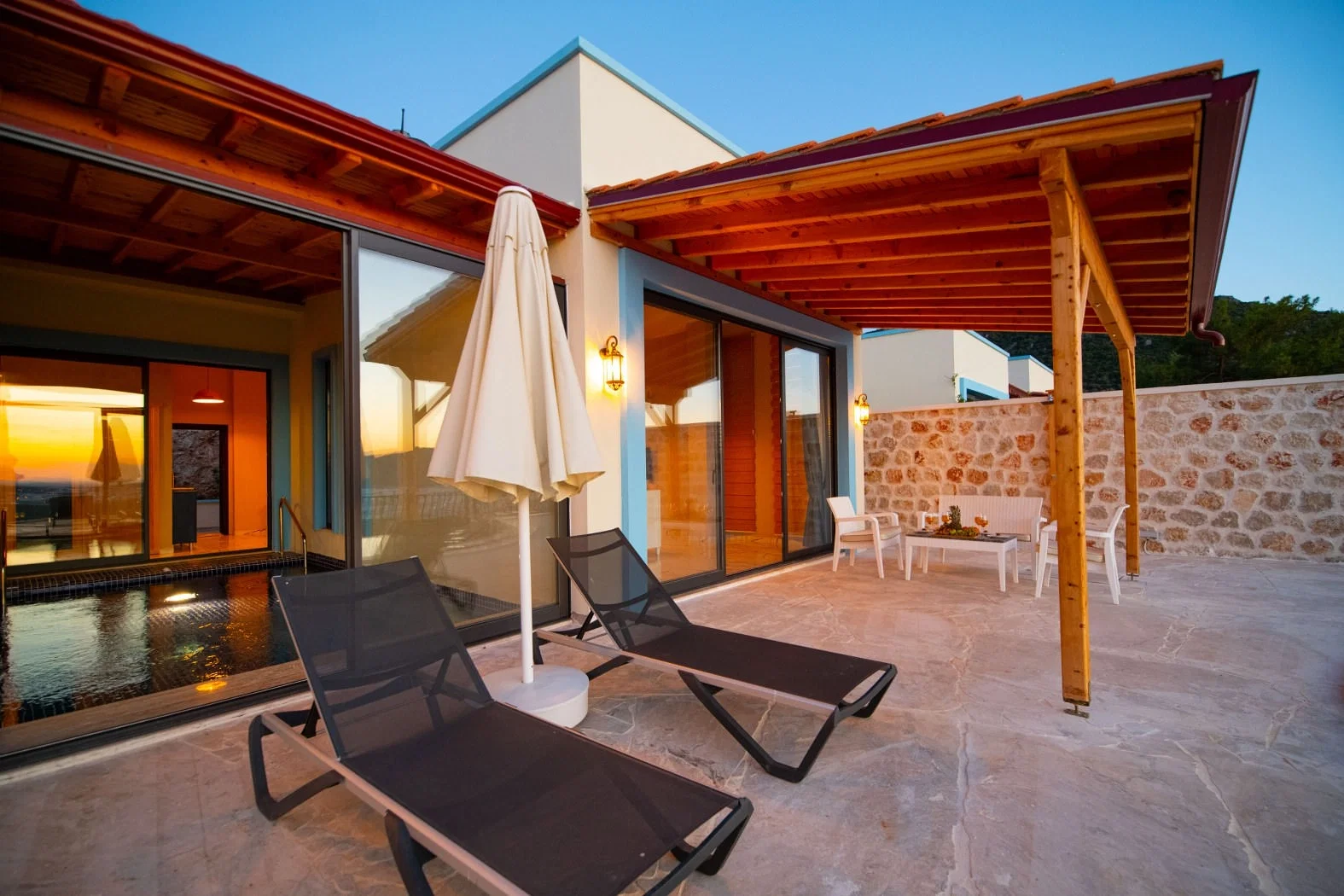 Yeşilköy’de Balayı Çiftlerine Uygun, Isıtmalı Havuzlu, 2 Yatak Odalı, Kiralık Villa