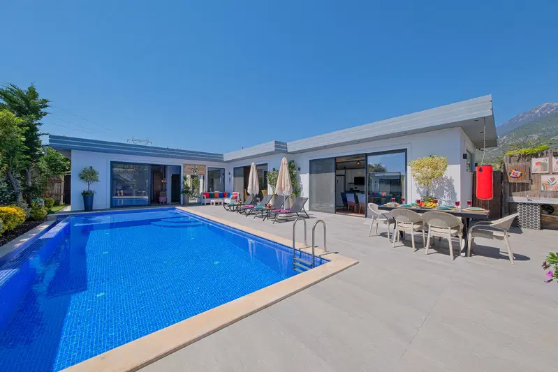 Çayköy’de korunaklı havuzlu kiralık villa