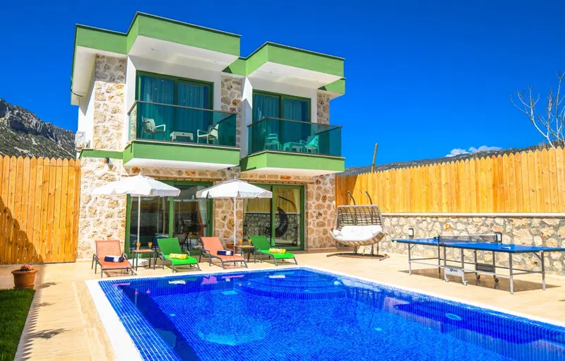 Bezirgan’da korunaklı havuzlu kiralık villa