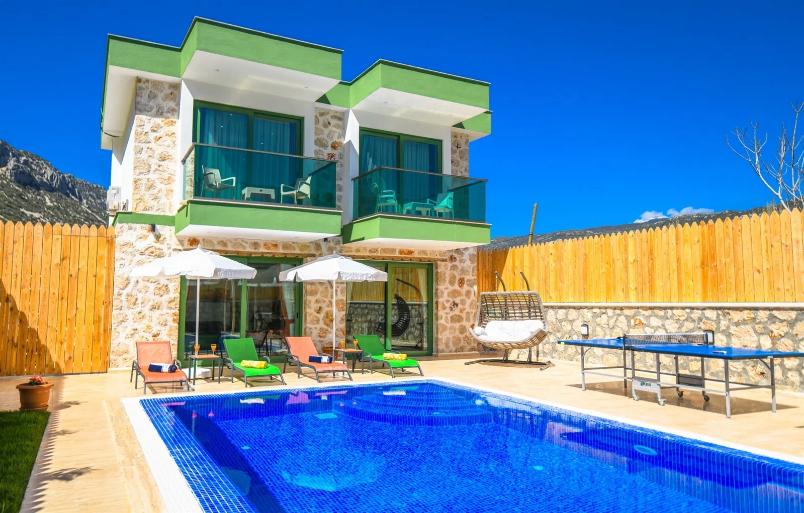 Bezirgan’da korunaklı havuzlu kiralık villa