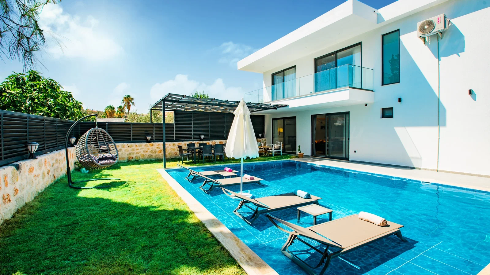 Patara’da Balayı Çiftlerine Uygun, Korunaklı Havuzlu, 2 Yatak Odalı, Kiralık Villa