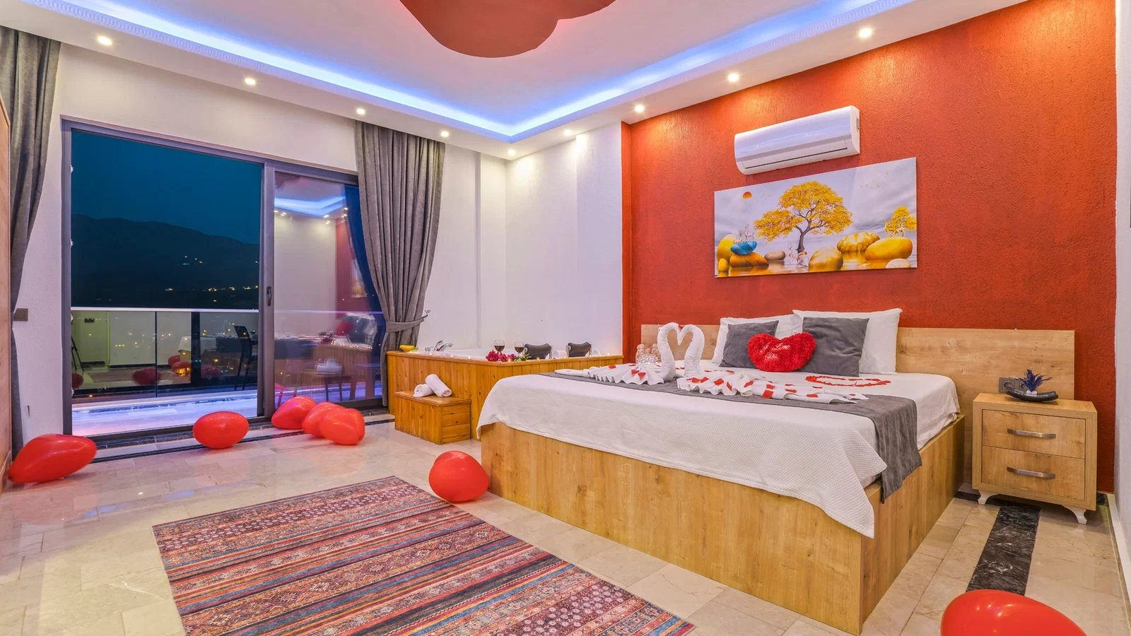 Yeşilköy’de Korunaklı Havuzlu, 4 Kişilik, Jakuzili Villa