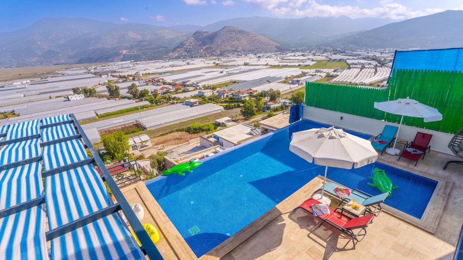 Yeşilköy’de Korunaklı Havuzlu, 4 Kişilik, Jakuzili Villa