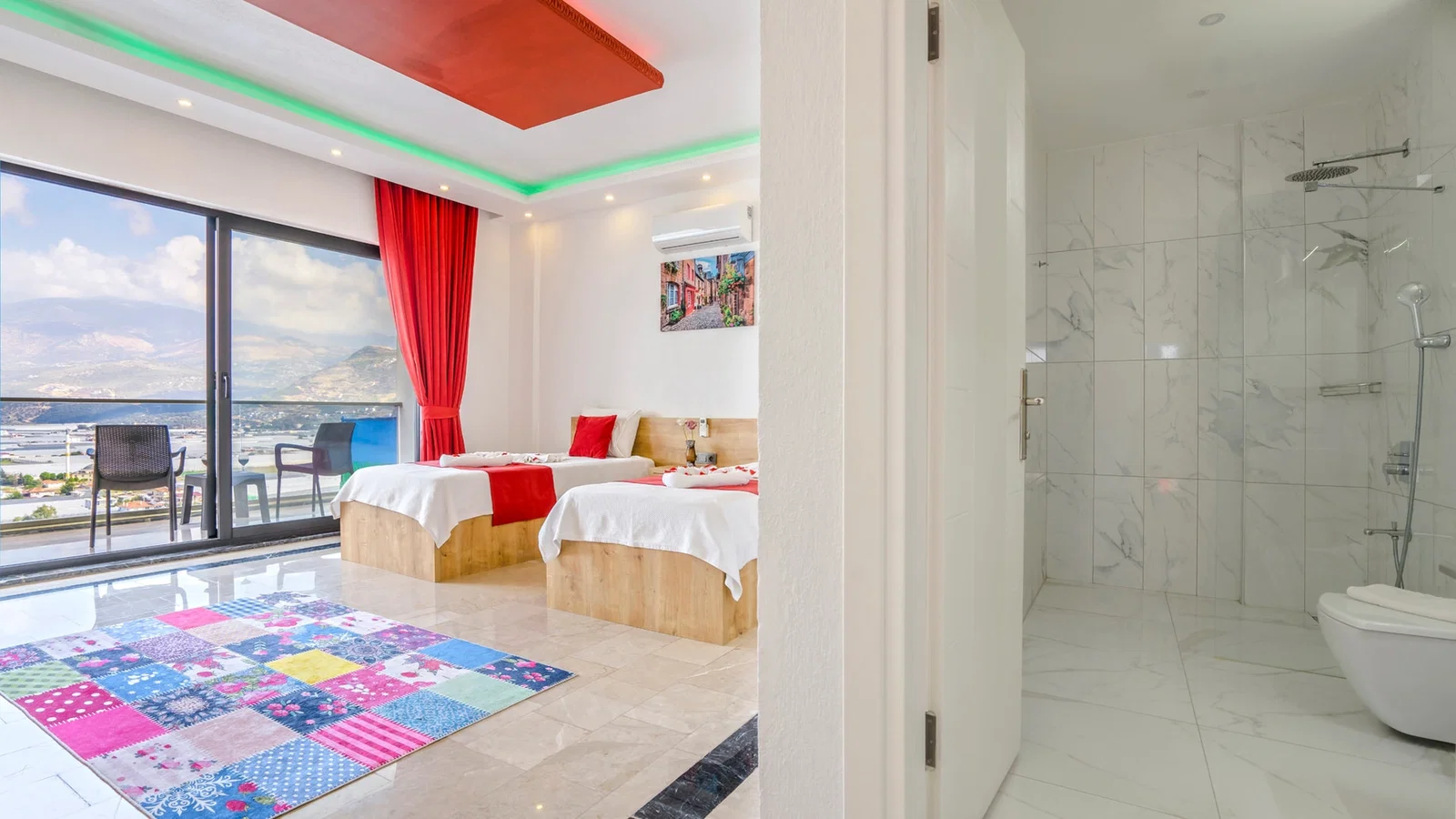 Yeşilköy’de Korunaklı Havuzlu, 4 Kişilik, Jakuzili Villa