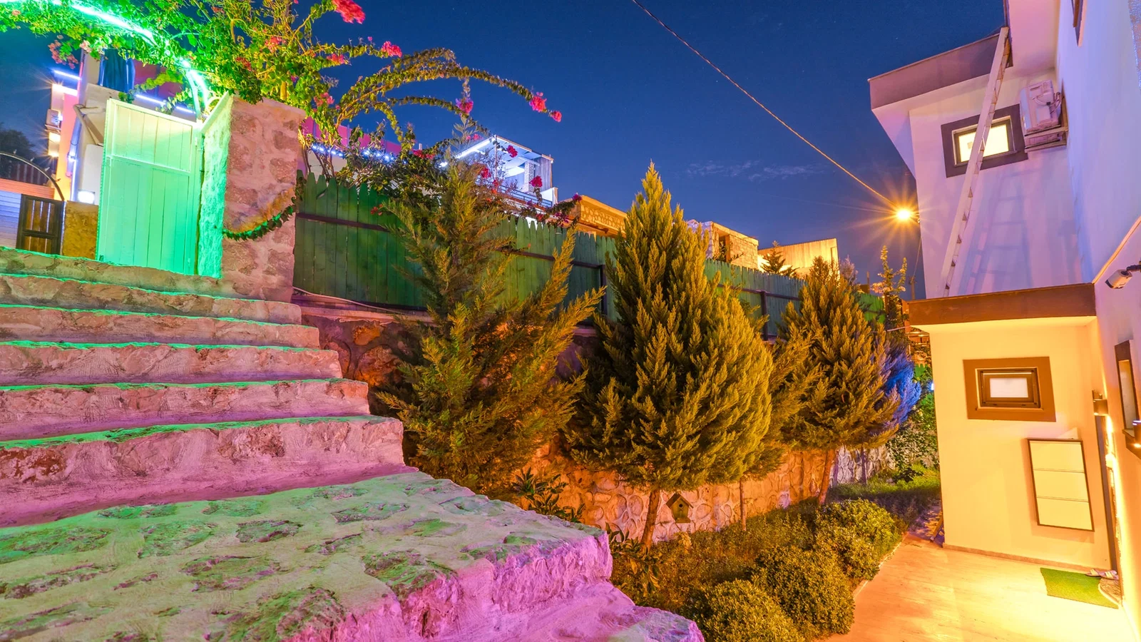 Yeşilköy’de Korunaklı Havuzlu, 4 Kişilik, Jakuzili Villa