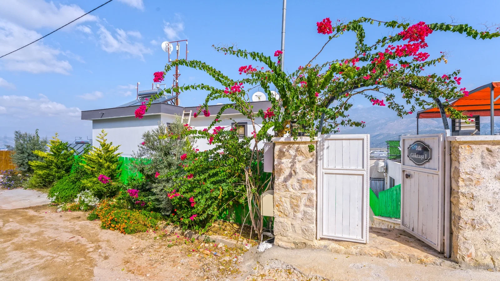 Yeşilköy’de Korunaklı Havuzlu, 4 Kişilik, Jakuzili Villa