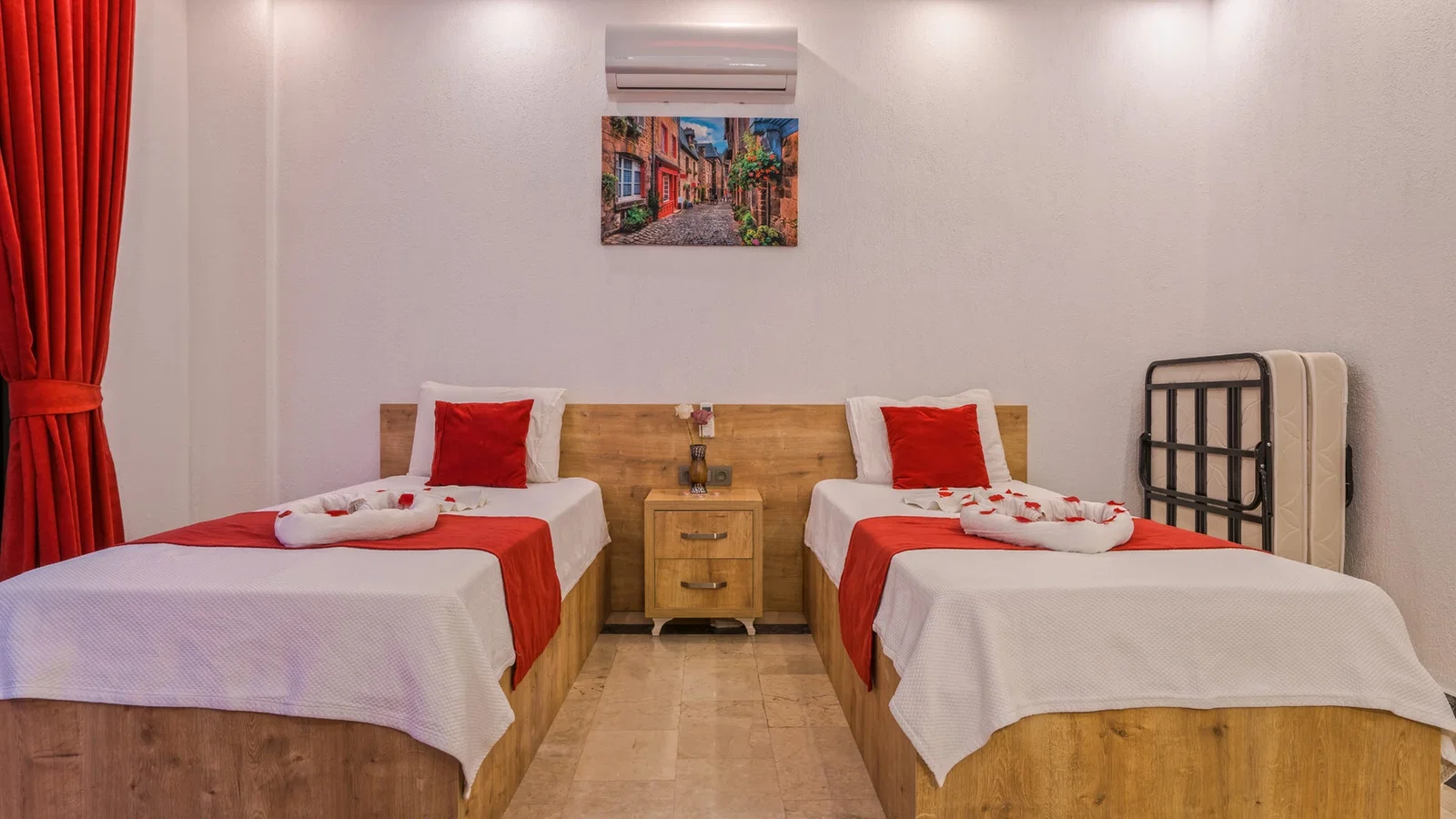 Yeşilköy’de Korunaklı Havuzlu, 4 Kişilik, Jakuzili Villa