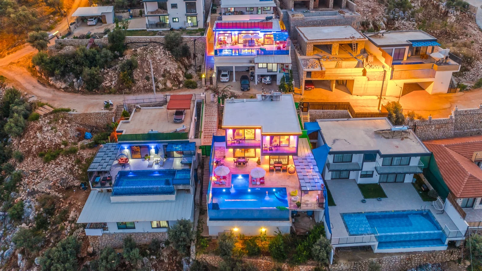 Yeşilköy’de Korunaklı Havuzlu, 4 Kişilik, Jakuzili Villa