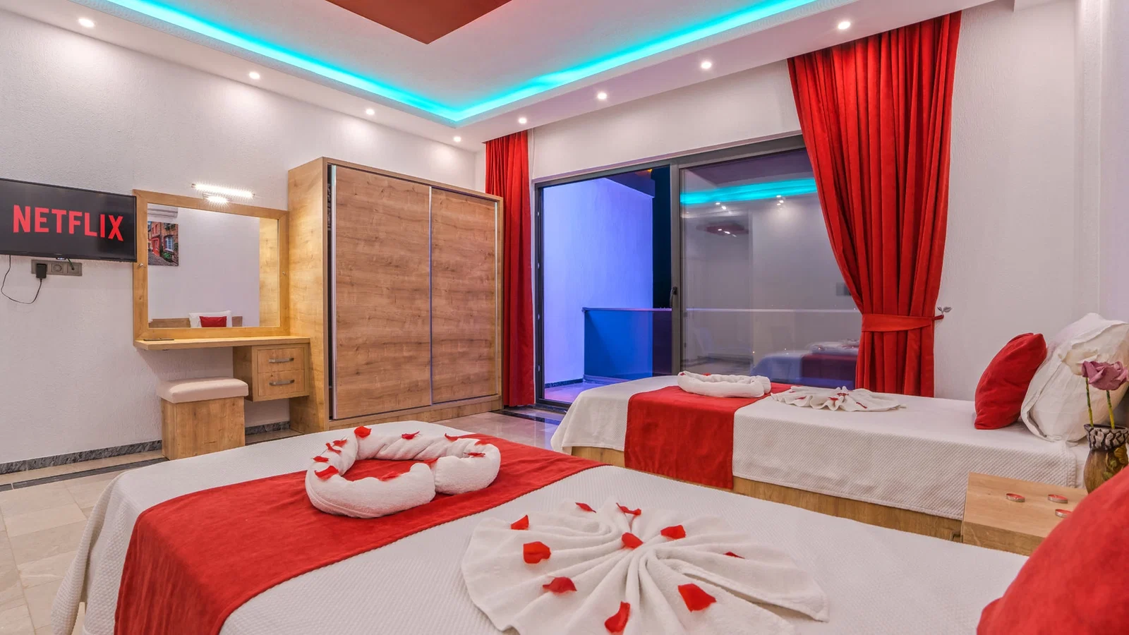 Yeşilköy’de Korunaklı Havuzlu, 4 Kişilik, Jakuzili Villa