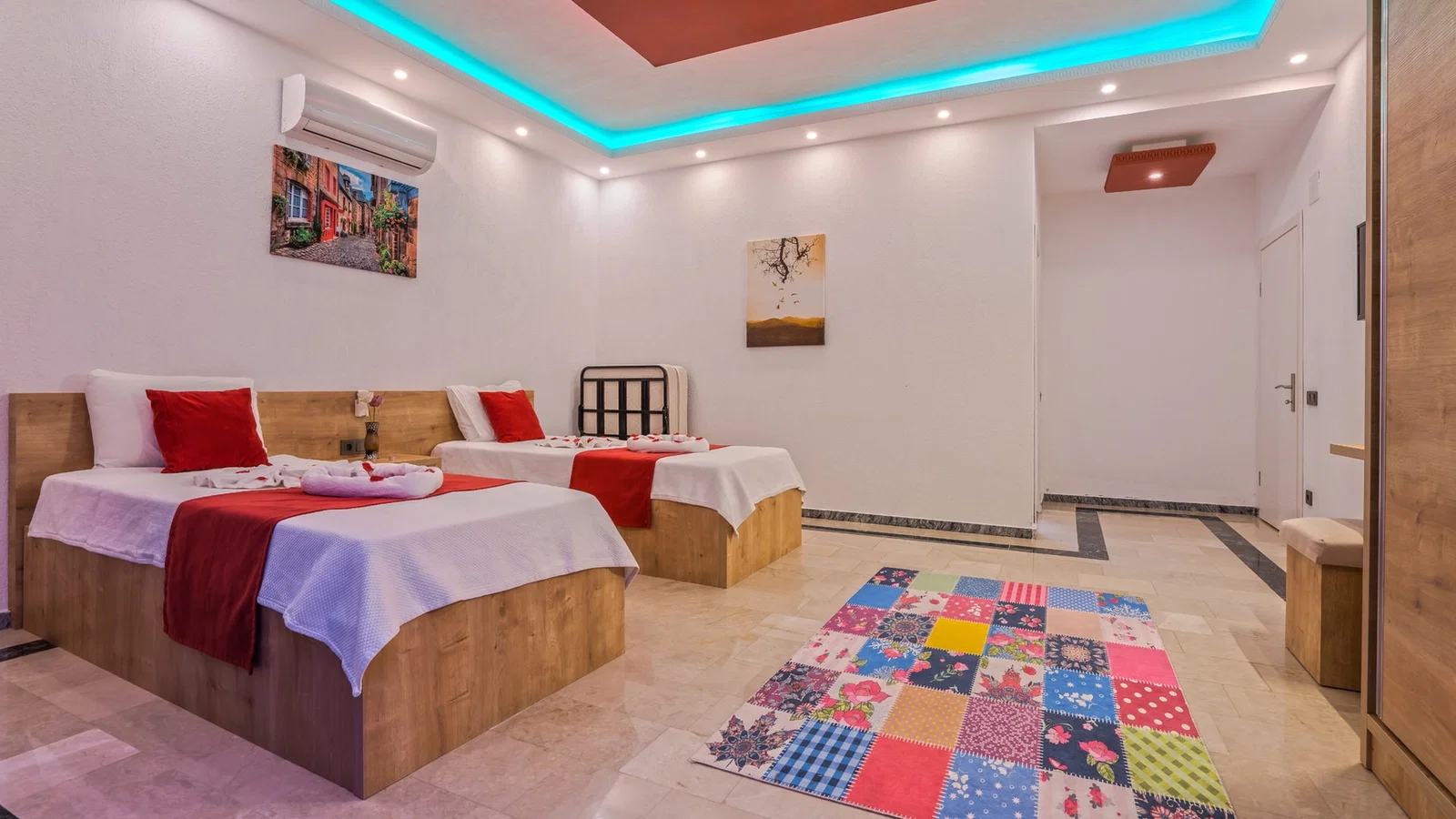 Yeşilköy’de Korunaklı Havuzlu, 4 Kişilik, Jakuzili Villa