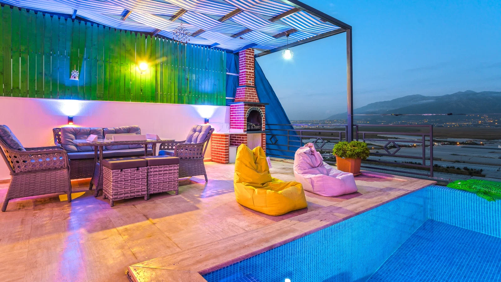 Yeşilköy’de Korunaklı Havuzlu, 4 Kişilik, Jakuzili Villa