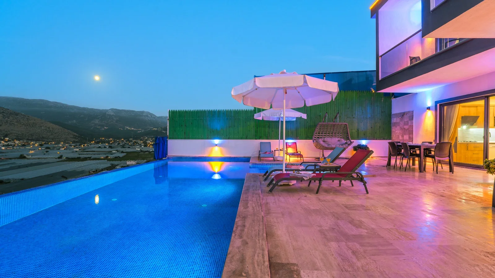 Yeşilköy’de Korunaklı Havuzlu, 4 Kişilik, Jakuzili Villa
