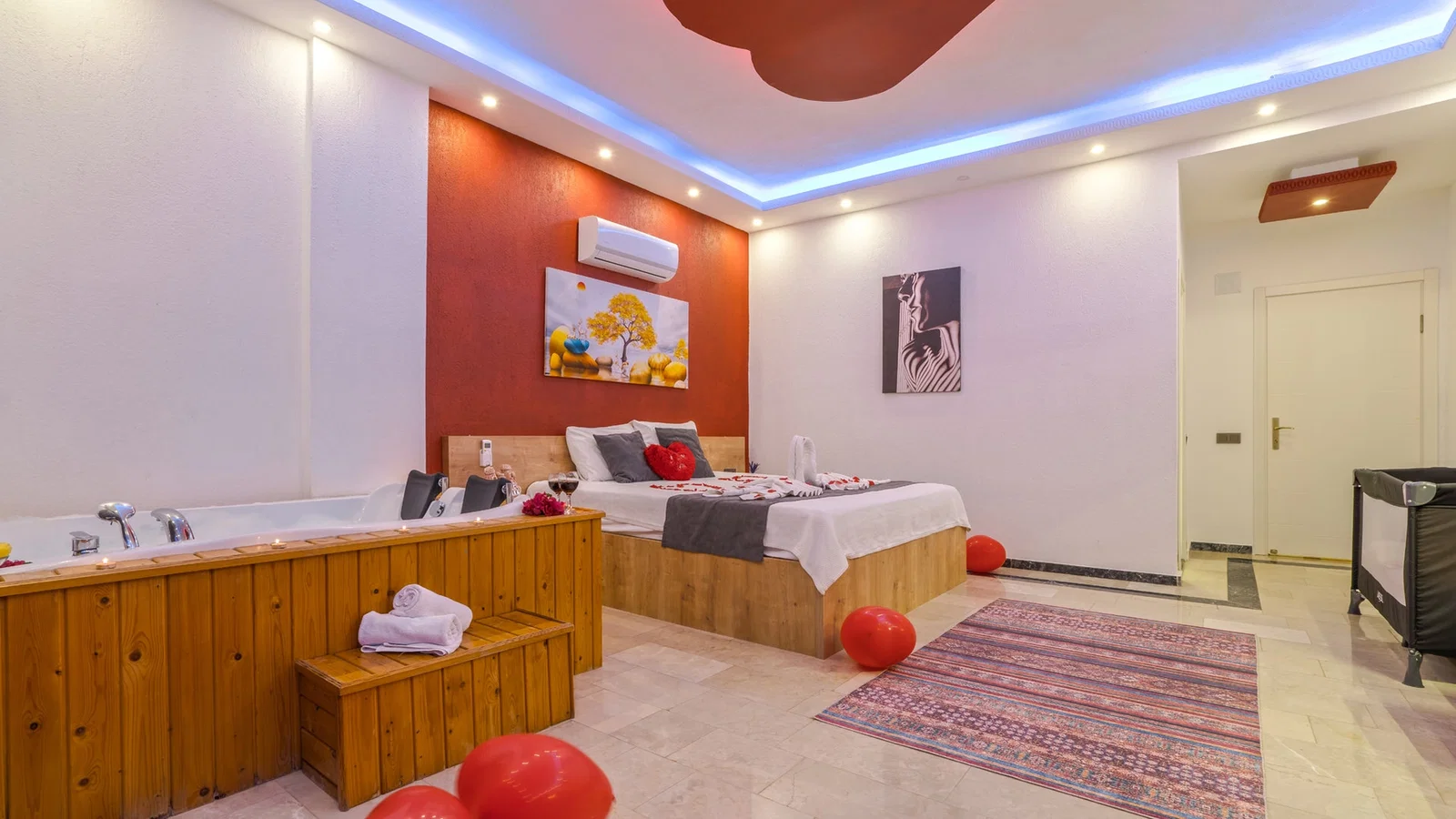 Yeşilköy’de Korunaklı Havuzlu, 4 Kişilik, Jakuzili Villa