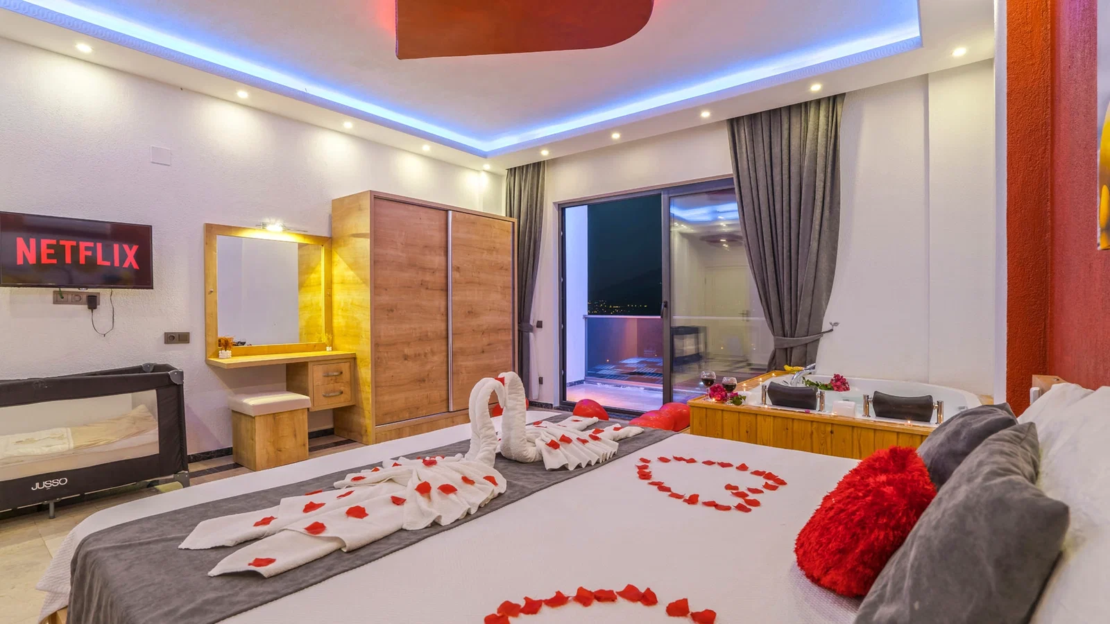 Yeşilköy’de Korunaklı Havuzlu, 4 Kişilik, Jakuzili Villa