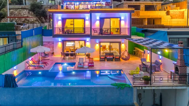 Yeşilköy’de Korunaklı Havuzlu, 4 Kişilik, Jakuzili Villa