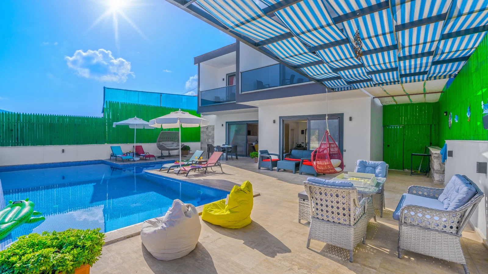 Yeşilköy’de Korunaklı Havuzlu, 4 Kişilik, Jakuzili Villa