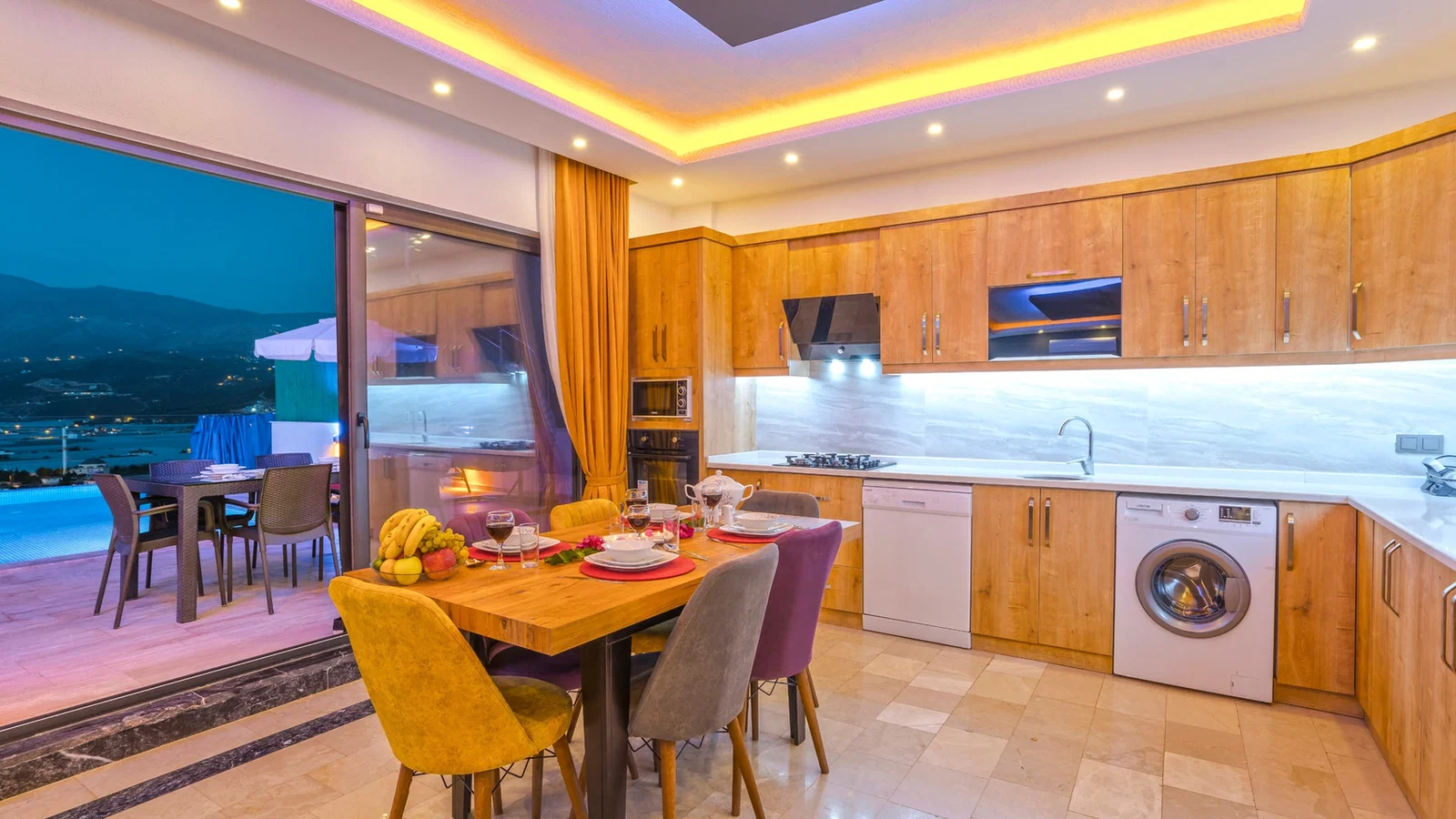 Yeşilköy’de Korunaklı Havuzlu, 4 Kişilik, Jakuzili Villa