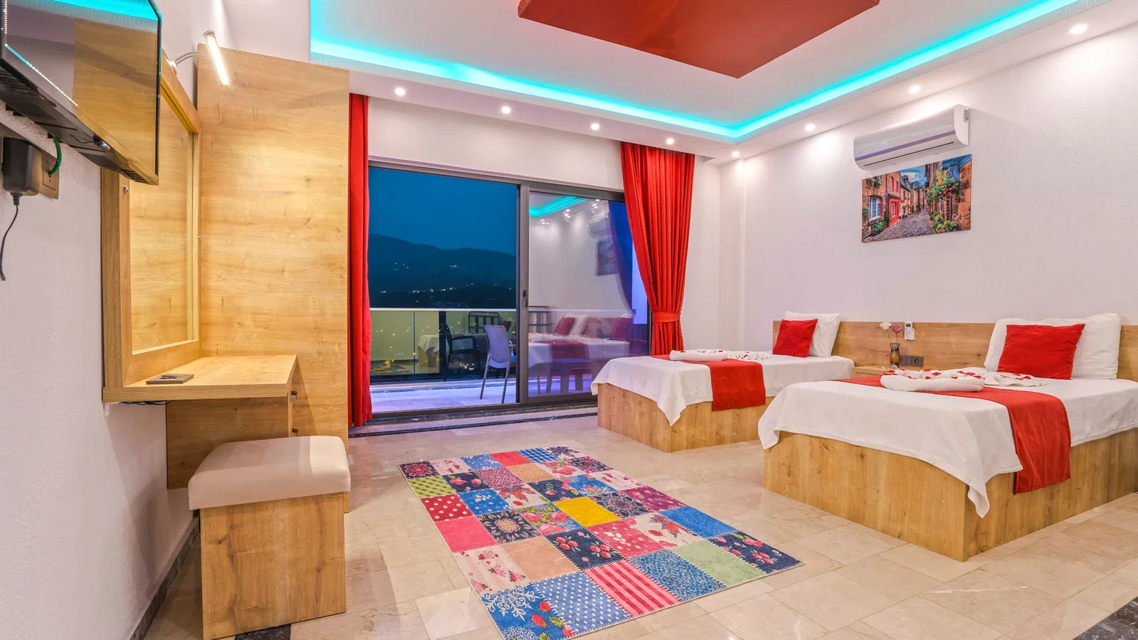 Yeşilköy’de Korunaklı Havuzlu, 4 Kişilik, Jakuzili Villa