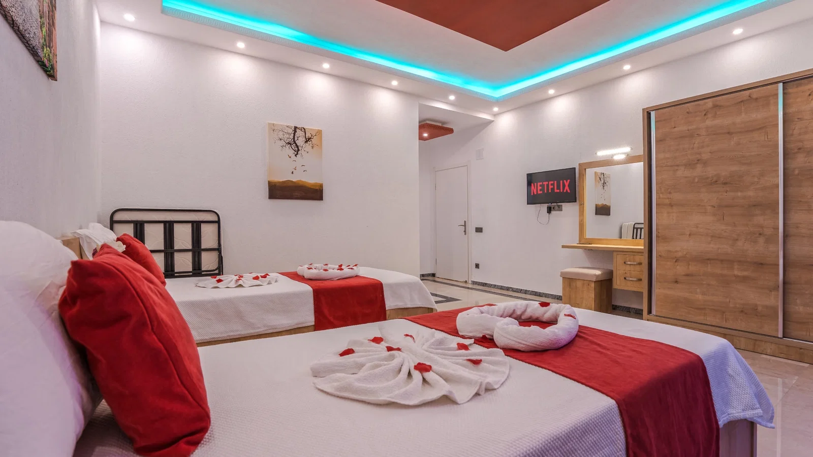 Yeşilköy’de Korunaklı Havuzlu, 4 Kişilik, Jakuzili Villa