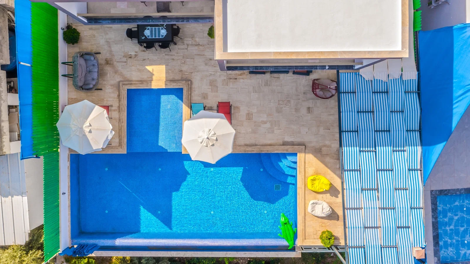 Yeşilköy’de Korunaklı Havuzlu, 4 Kişilik, Jakuzili Villa