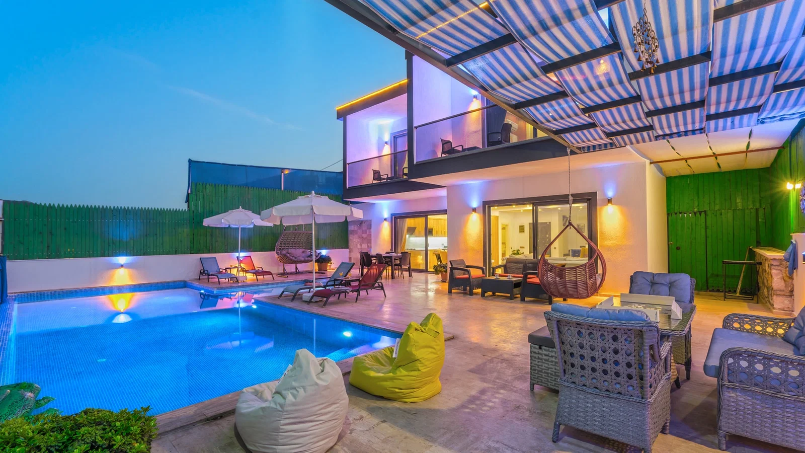 Yeşilköy’de Korunaklı Havuzlu, 4 Kişilik, Jakuzili Villa